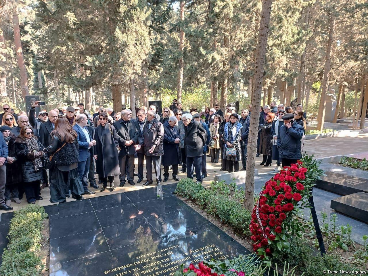 В Баку состоялось открытие надгробного памятника Рустаму Ибрагимбекову