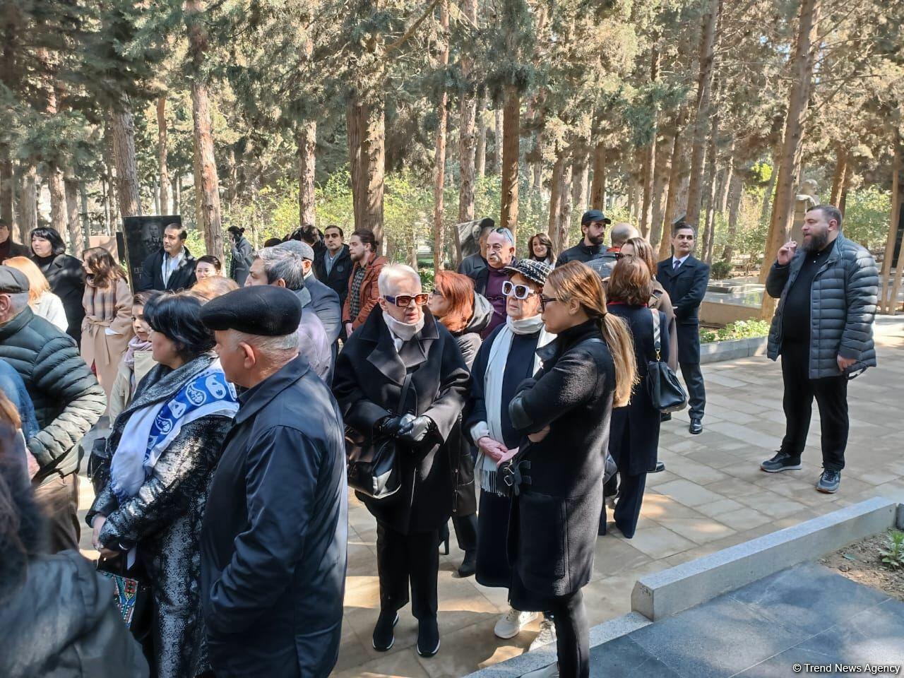 В Баку состоялось открытие надгробного памятника Рустаму Ибрагимбекову