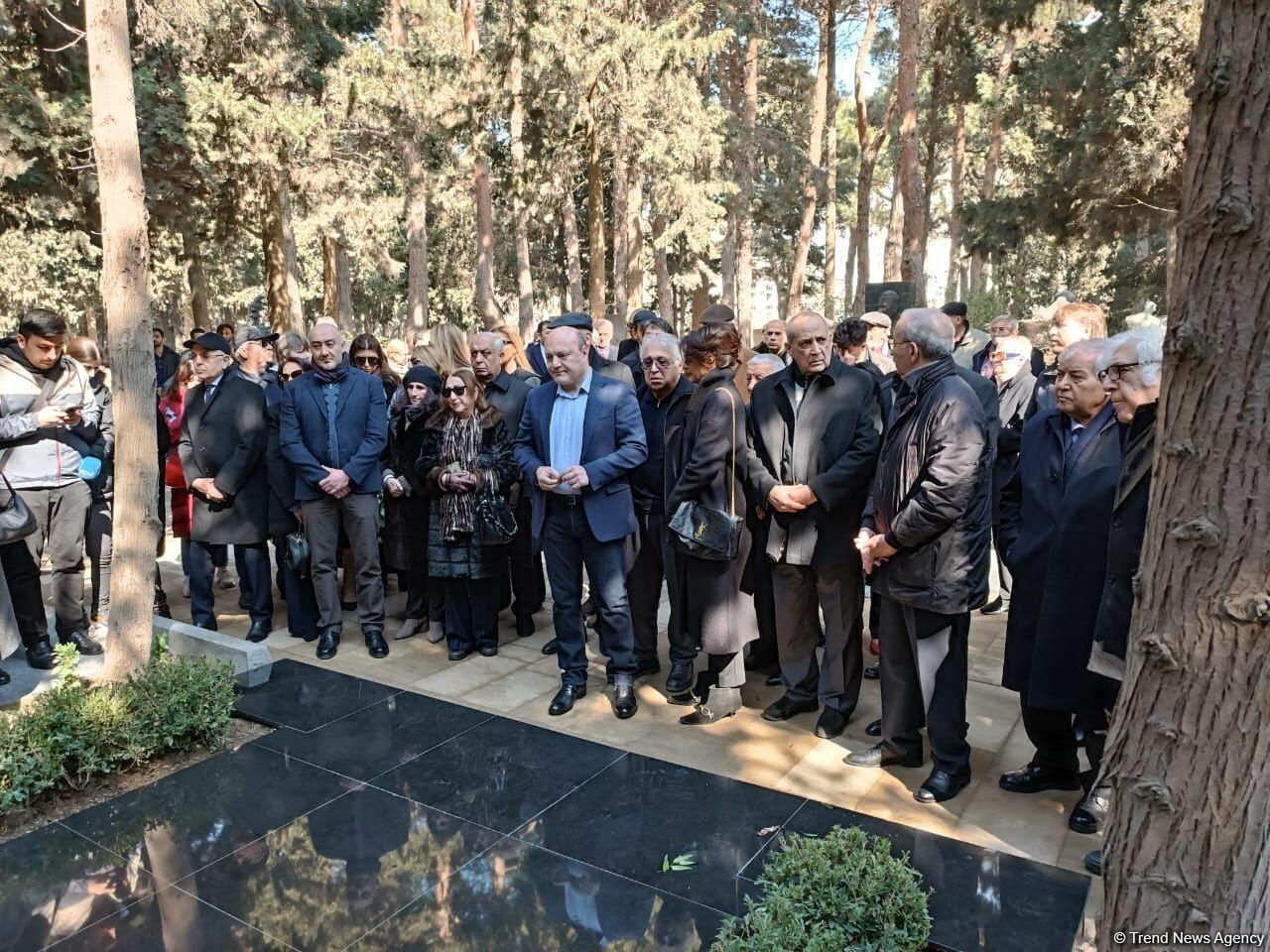В Баку состоялось открытие надгробного памятника Рустаму Ибрагимбекову