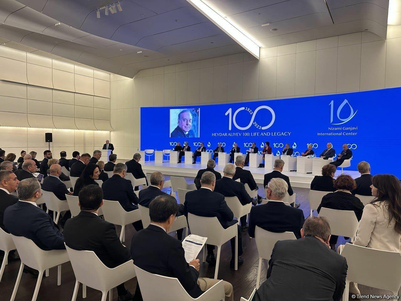 В Баку прошло мероприятие на тему "Гейдар Алиев - 100: жизнь и наследие"
