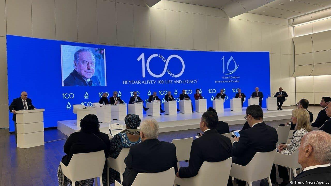 В Баку прошло мероприятие на тему "Гейдар Алиев - 100: жизнь и наследие"