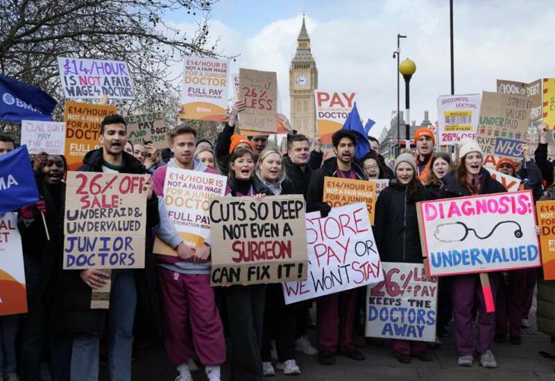 В Британии бастуют врачи-интерны