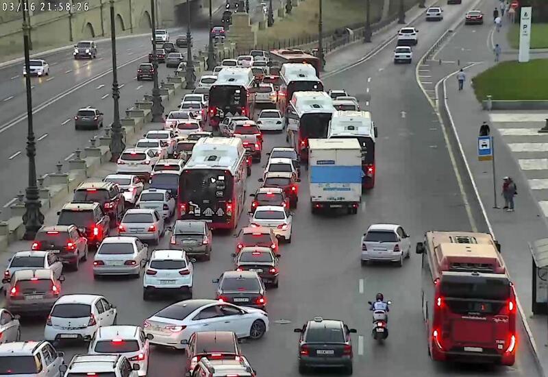 На ряде улиц Баку затруднено движение транспорта