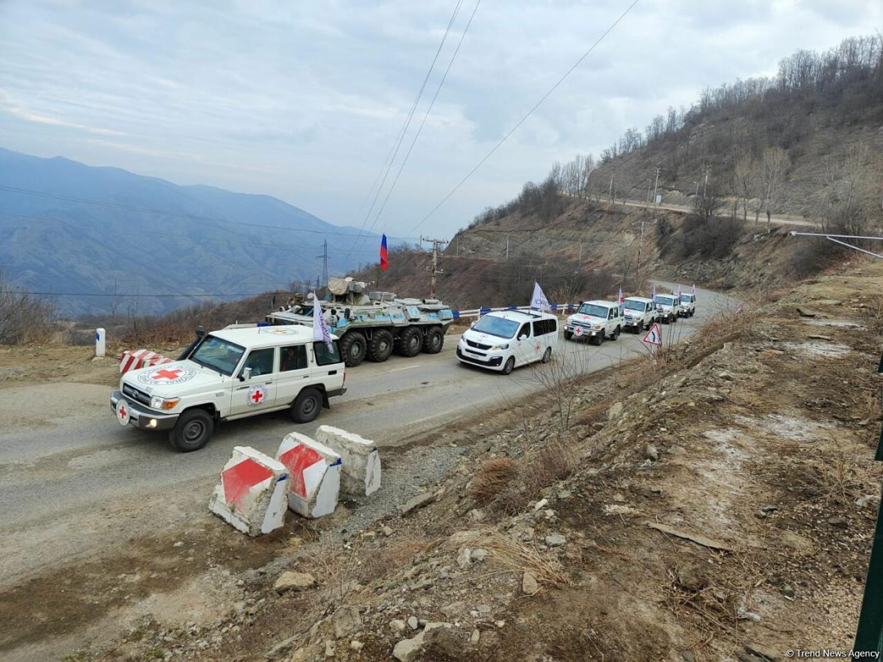 По Лачинской дороге беспрепятственно проехали автомашины Красного Креста