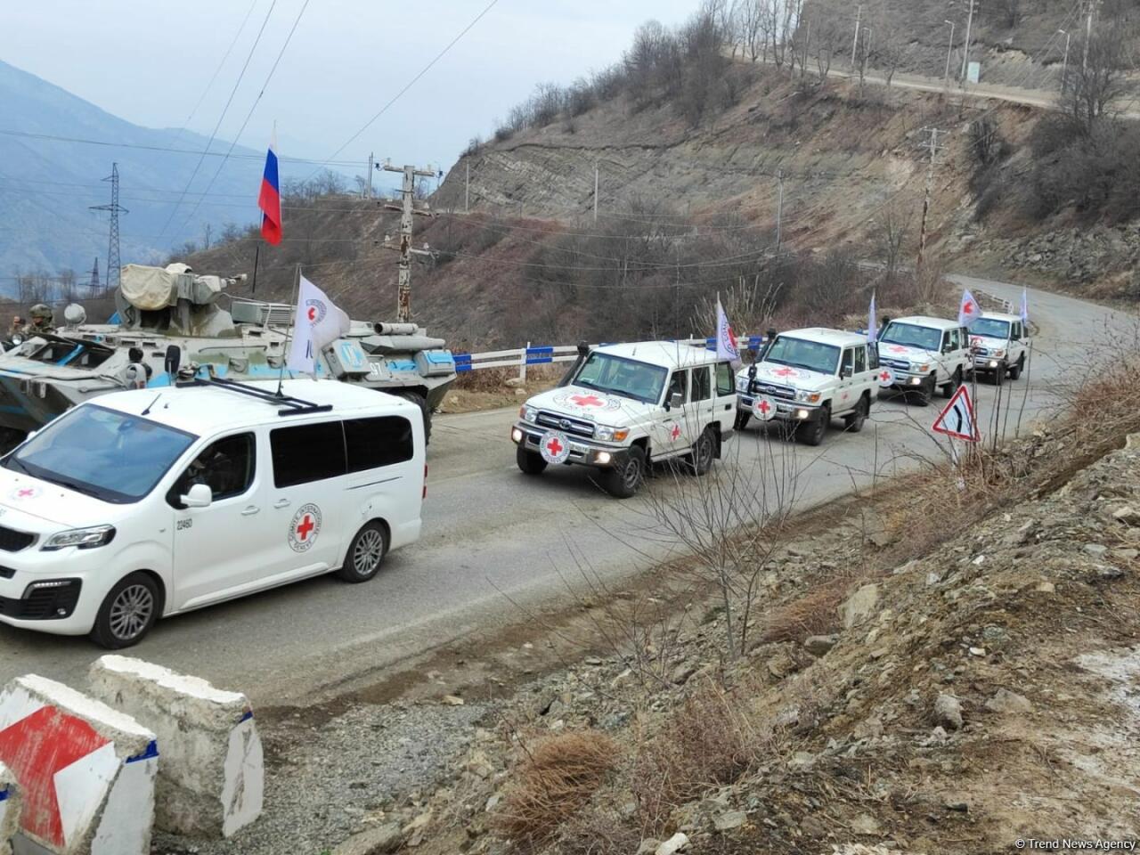 По Лачинской дороге беспрепятственно проехали автомашины Красного Креста