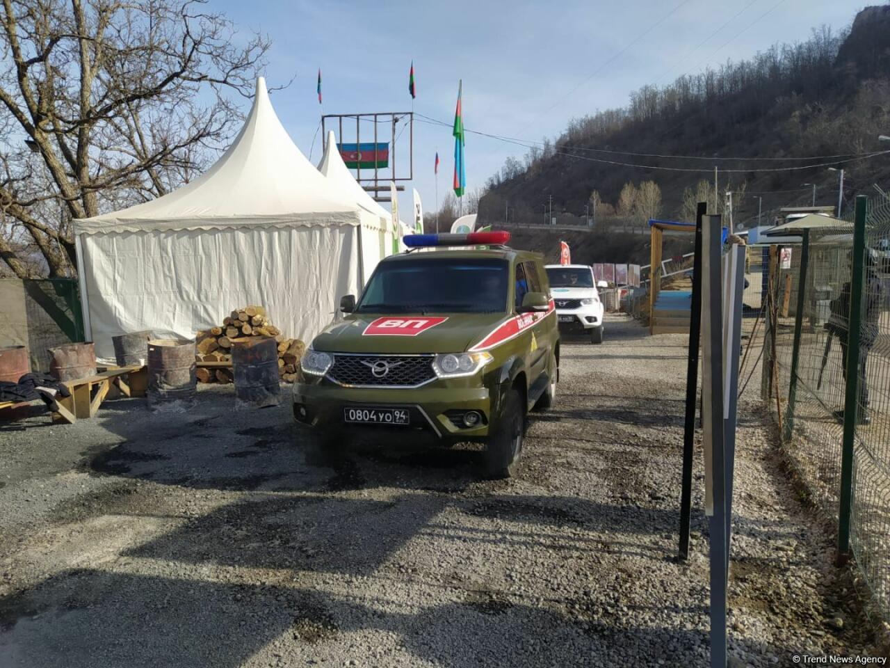 По Лачинской дороге беспрепятственно проехала автоколонна миротворцев