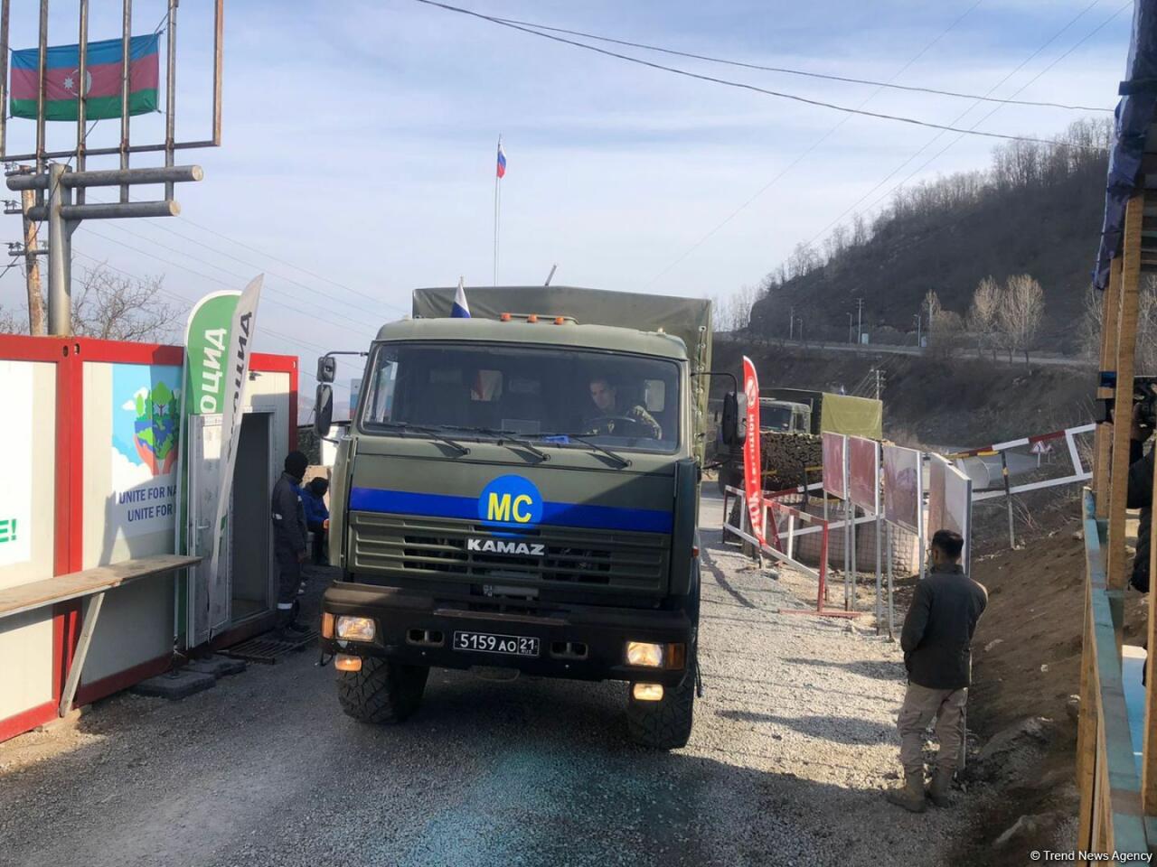 По Лачинской дороге беспрепятственно проехала автоколонна миротворцев