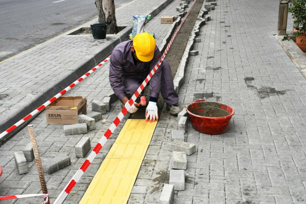 На улицах и проспектах Баку продолжаются работы по благоустройству