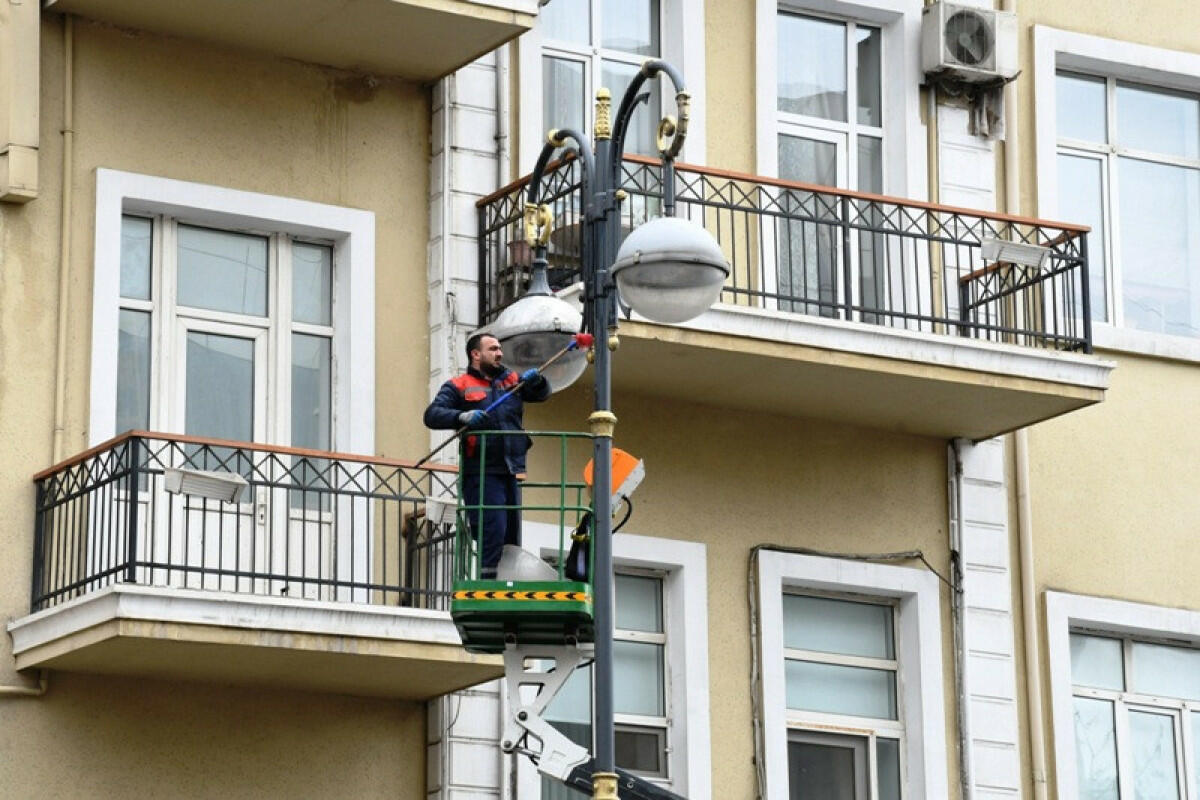 На улицах и проспектах Баку продолжаются работы по благоустройству