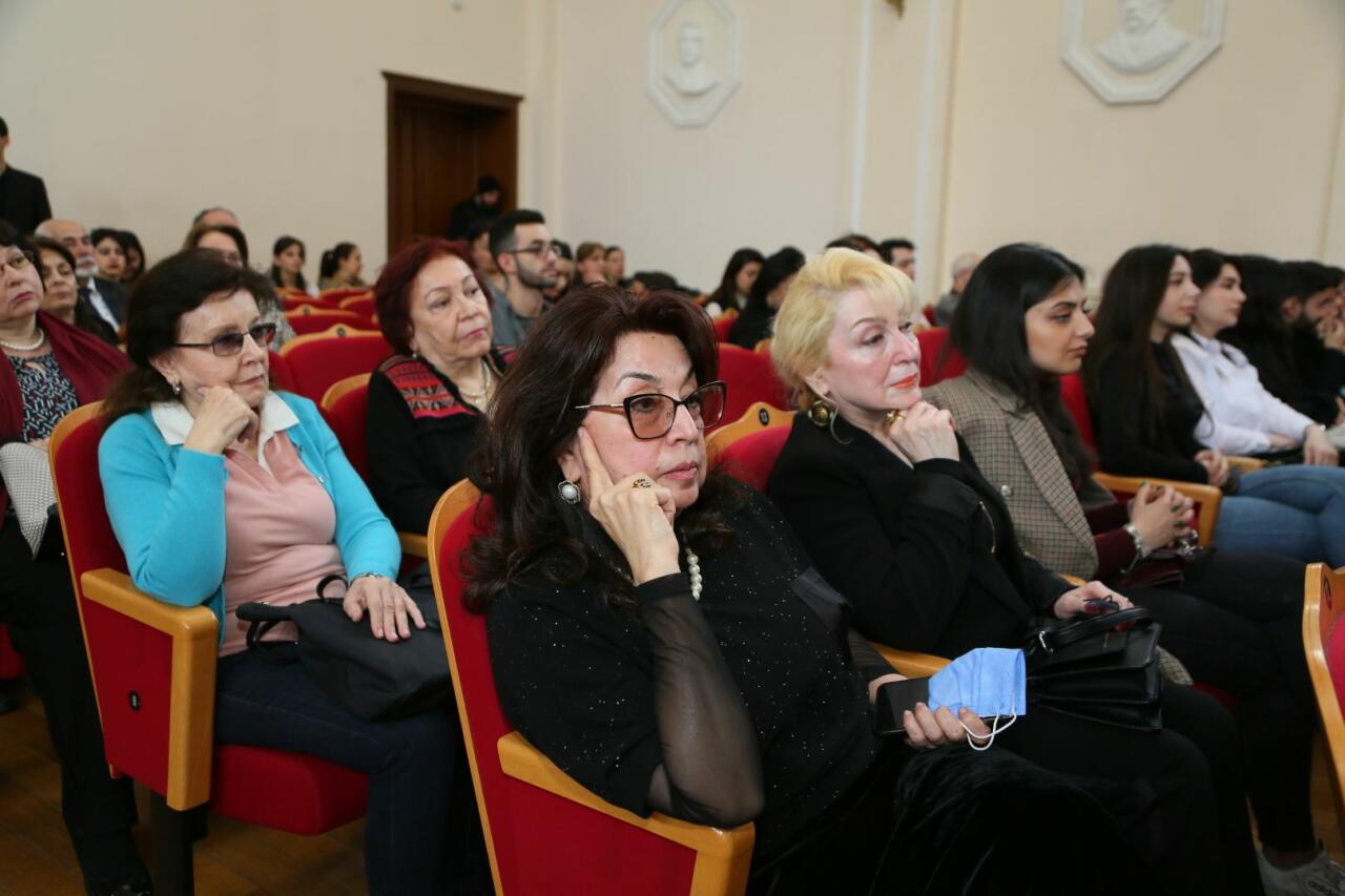 В Баку прошла презентация книги "Азербайджанское исполнительское искусство: страницы истории"