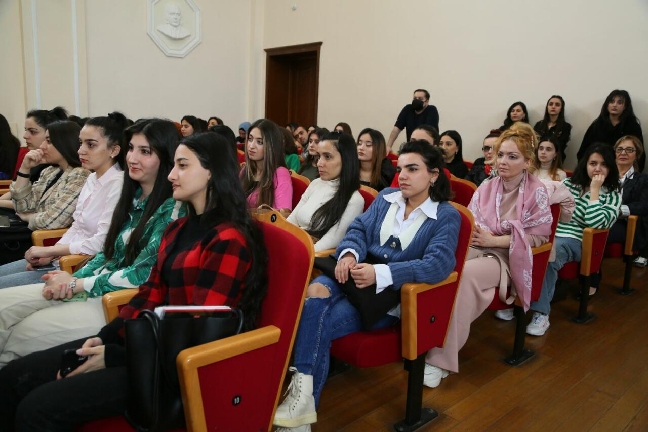 В Баку прошла презентация книги "Азербайджанское исполнительское искусство: страницы истории"