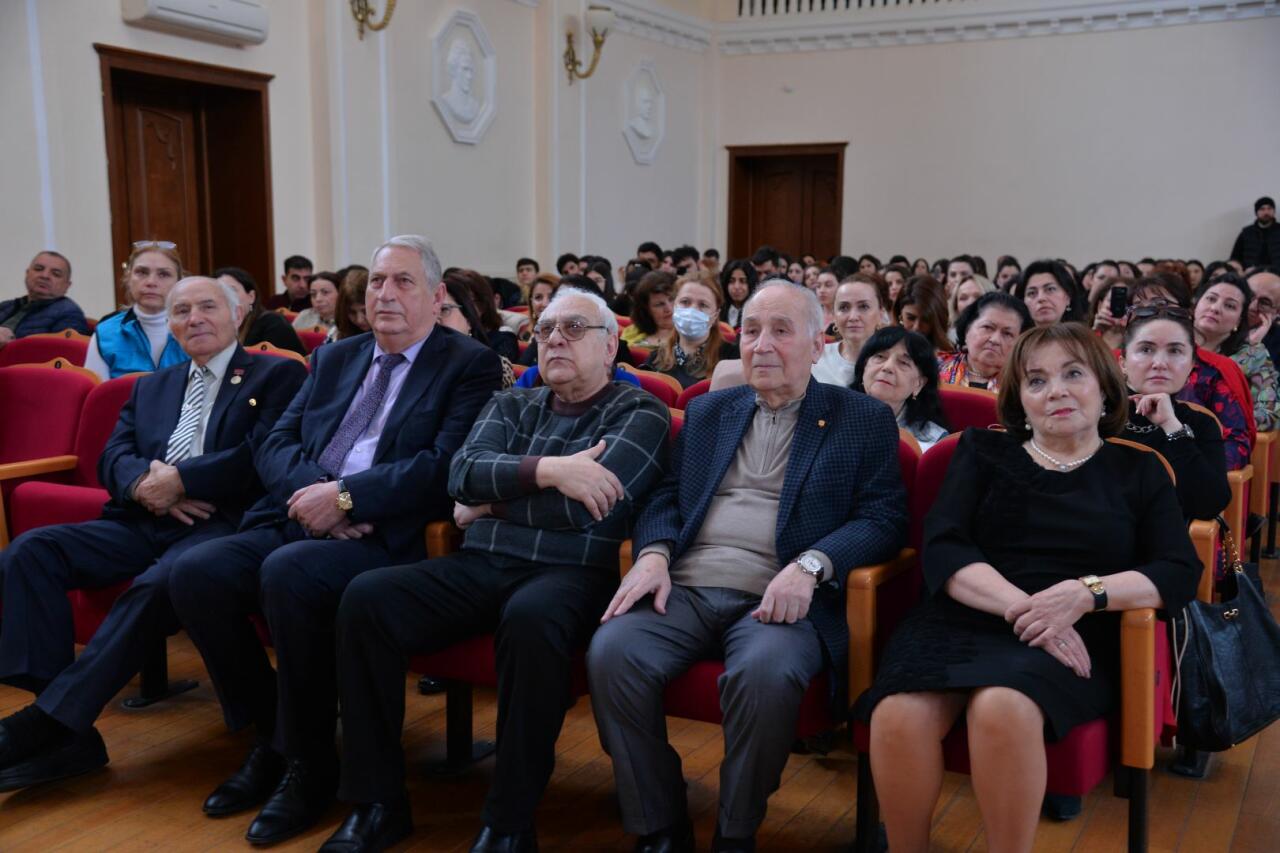 В Баку прошла презентация книги "Азербайджанское исполнительское искусство: страницы истории"