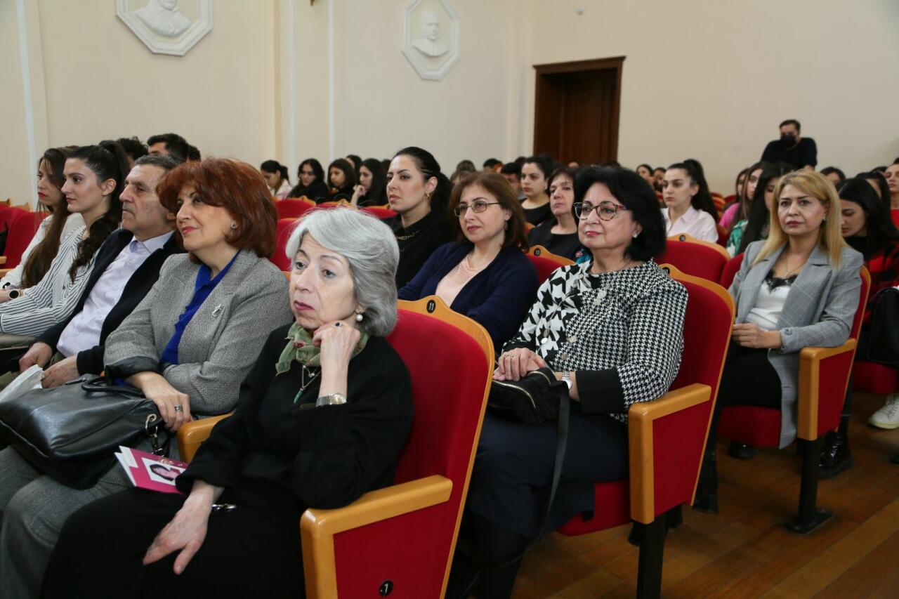 В Баку прошла презентация книги "Азербайджанское исполнительское искусство: страницы истории"