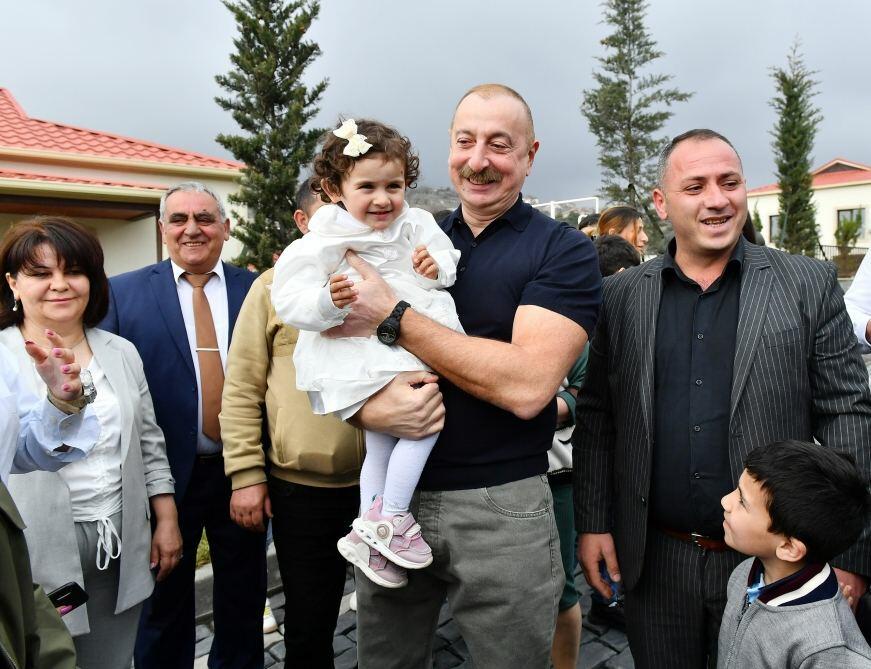 Искренняя встреча Президента Ильхама Алиева и Первой леди Мехрибан Алиевой с жителями села Талыш