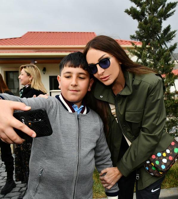 Искренняя встреча Президента Ильхама Алиева и Первой леди Мехрибан Алиевой с жителями села Талыш