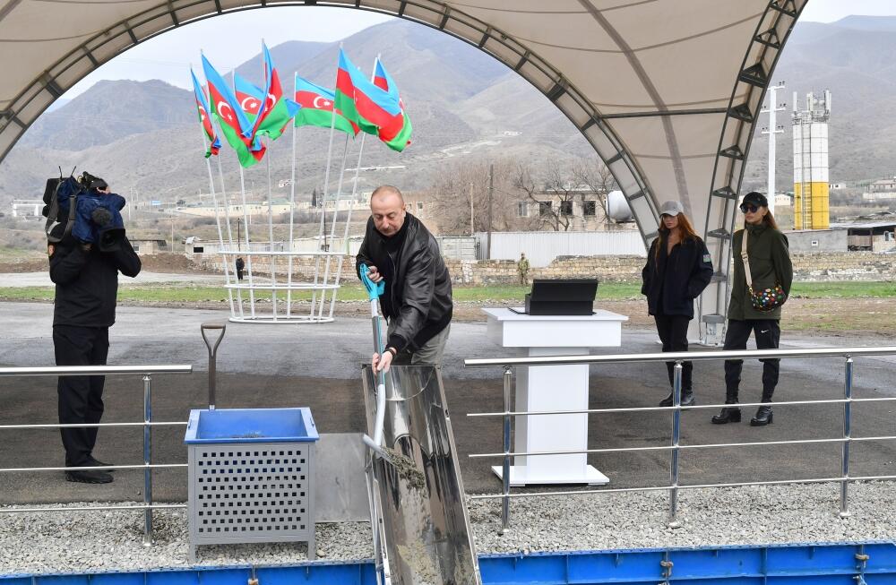 Prezident İlham Əliyev və Birinci xanım Mehriban Əliyeva Suqovuşanda yaşayış məhəlləsinin təməlqoyma mərasimində iştirak ediblər