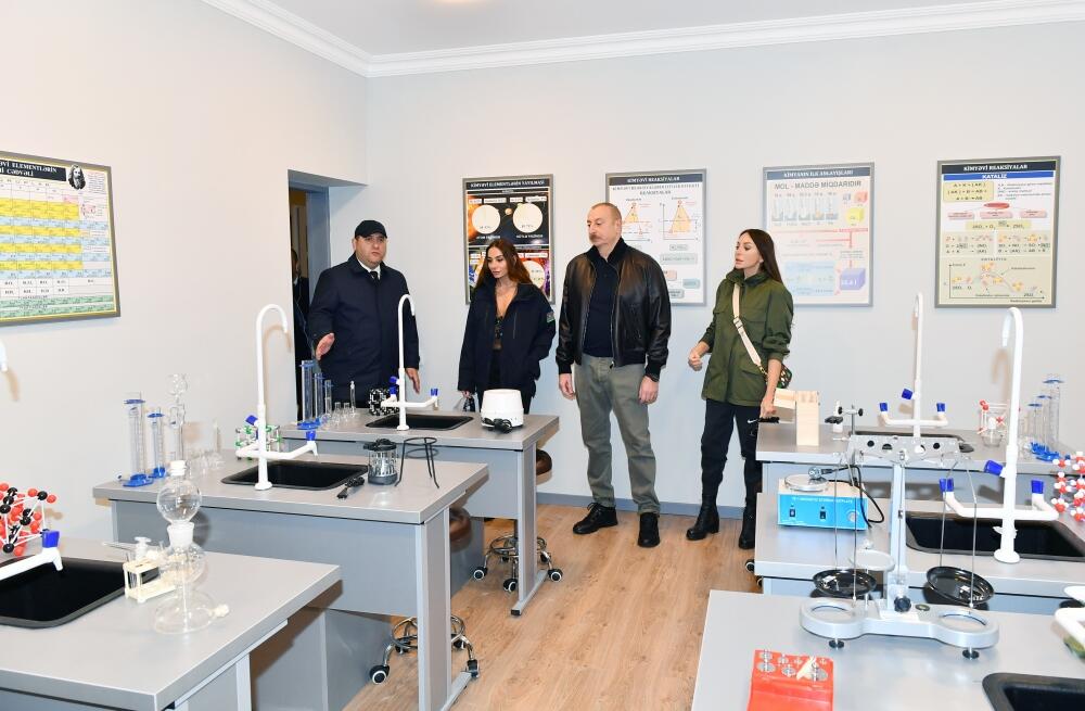 Prezident İlham Əliyev və Birinci xanım Mehriban Əliyeva Suqovuşanda tam orta məktəbində yaradılan şəraitlə tanış olub