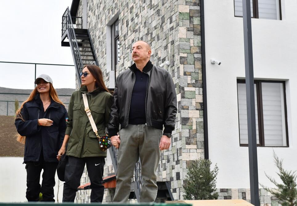 Prezident İlham Əliyev və Birinci xanım Mehriban Əliyeva Suqovuşanda tam orta məktəbində yaradılan şəraitlə tanış olub