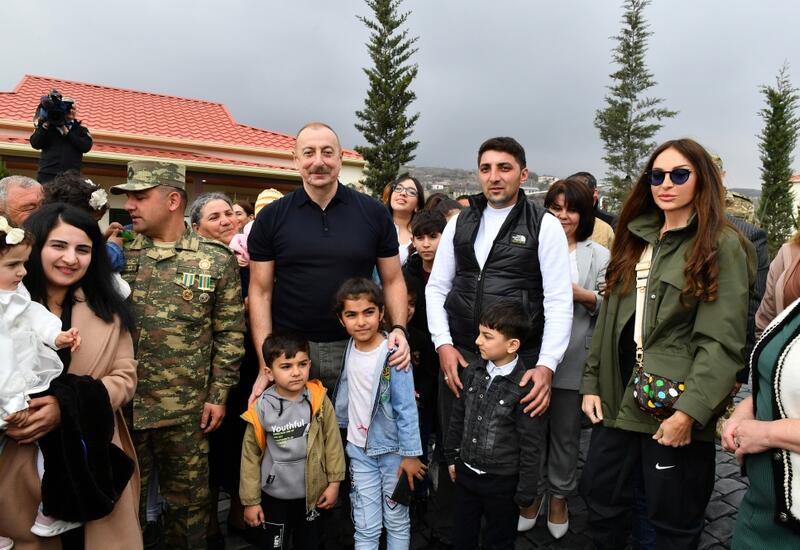 Prezident İlham Əliyev və Birinci xanım Mehriban Əliyeva Talış kəndinin sakinləri ilə görüşüb söhbət ediblər