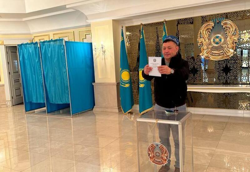 Казахстанцы активно голосуют на выборах на избирательном участке в Азербайджане