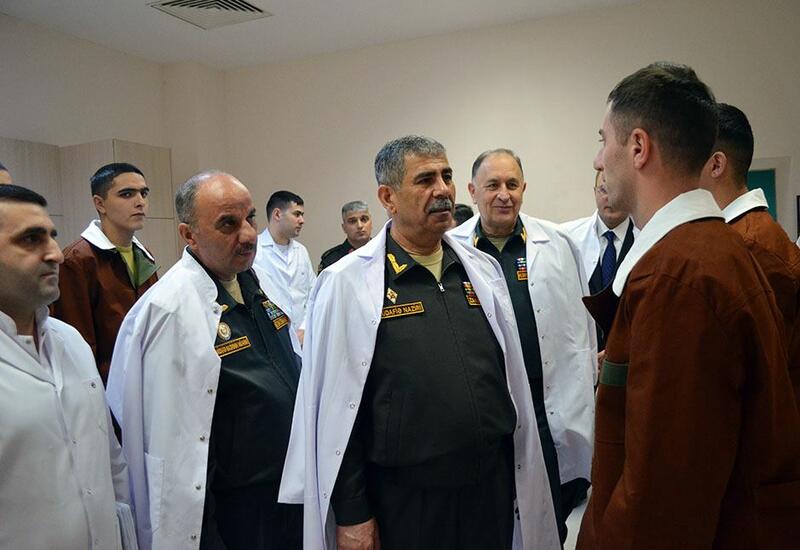 Müdafiə naziri Novruz bayramı münasibətilə hərbi hospitalı ziyarət edib