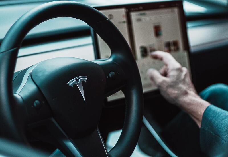 У владельца Tesla случайно угнали автомобиль из-за сбоя