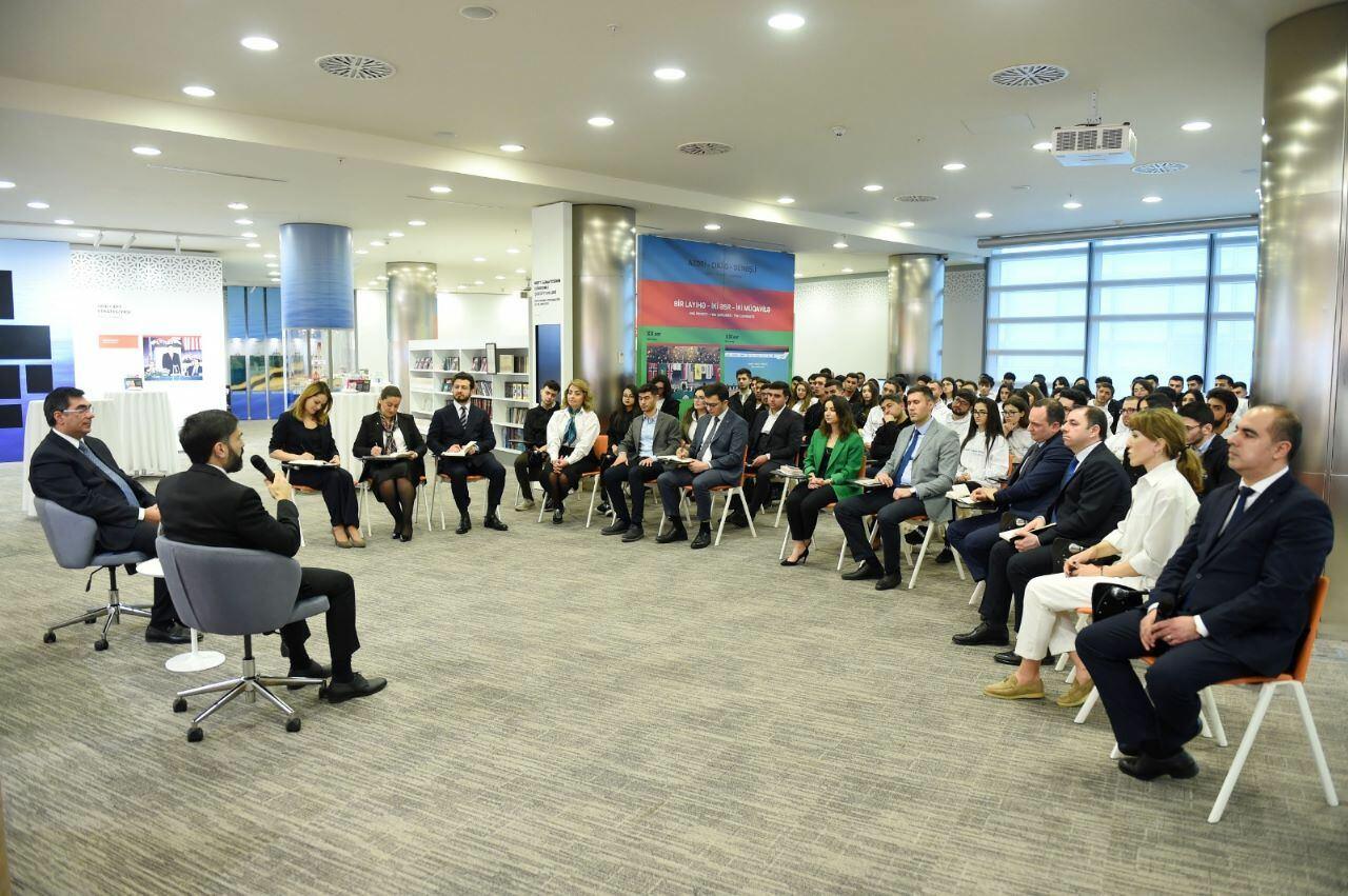 Президент SOCAR провел встречу с молодыми людьми, отобранными для участия в Программе молодых талантов