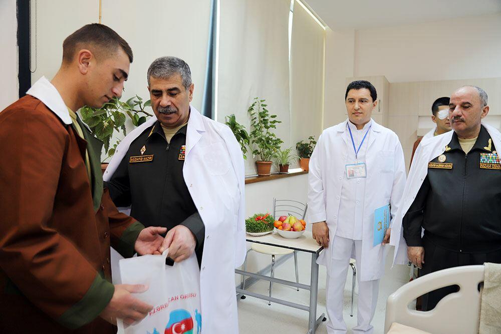 Müdafiə naziri Novruz bayramı münasibətilə hərbi hospitalı ziyarət edib