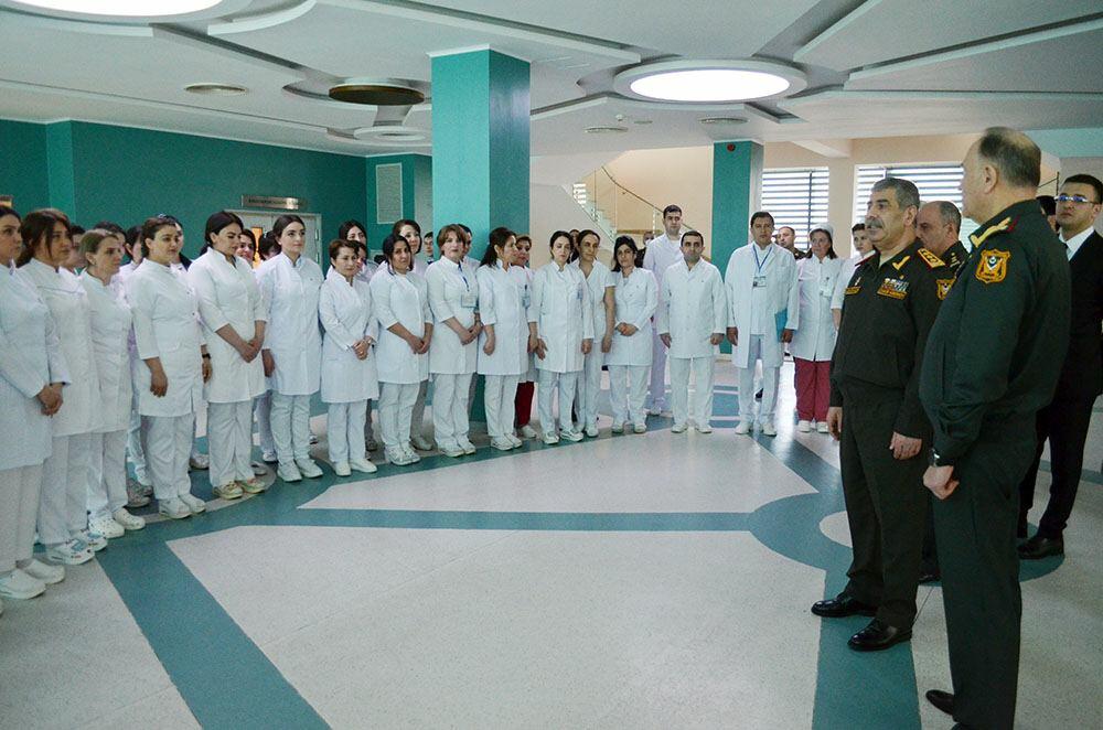Müdafiə naziri Novruz bayramı münasibətilə hərbi hospitalı ziyarət edib