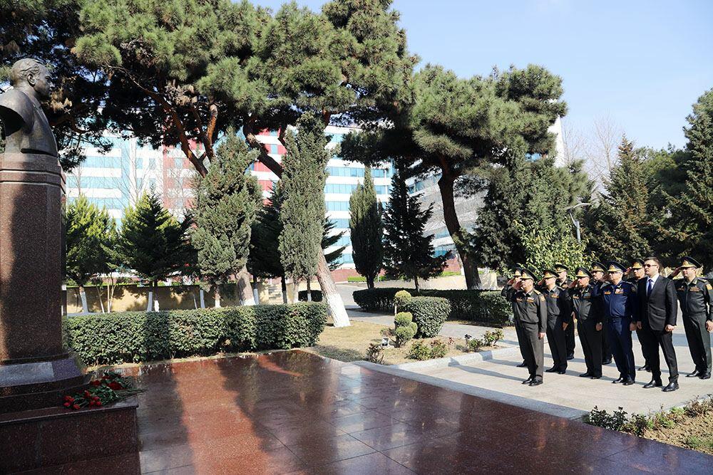 Müdafiə naziri Novruz bayramı münasibətilə hərbi hospitalı ziyarət edib