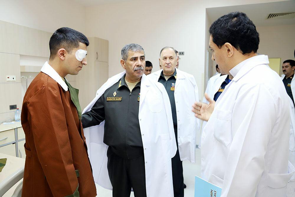 Müdafiə naziri Novruz bayramı münasibətilə hərbi hospitalı ziyarət edib