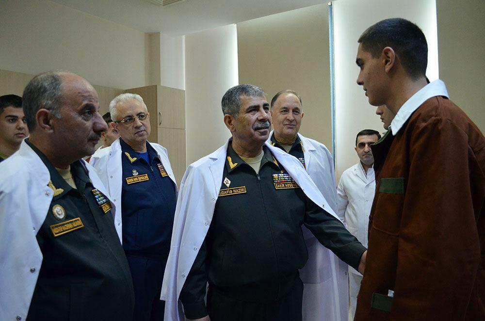 Müdafiə naziri Novruz bayramı münasibətilə hərbi hospitalı ziyarət edib