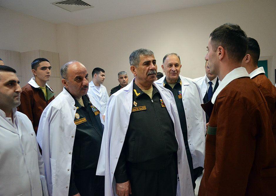 Müdafiə naziri Novruz bayramı münasibətilə hərbi hospitalı ziyarət edib