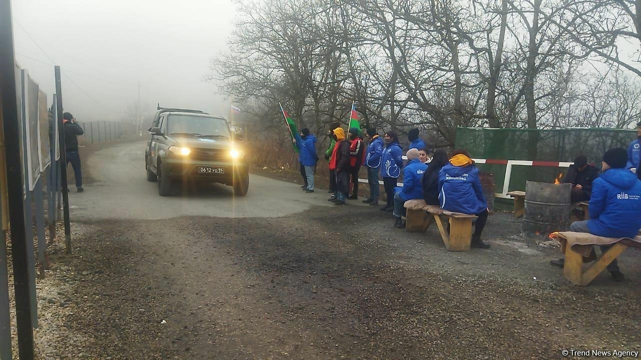 По Лачинской дороге беспрепятственно проехала автоколонна миротворцев