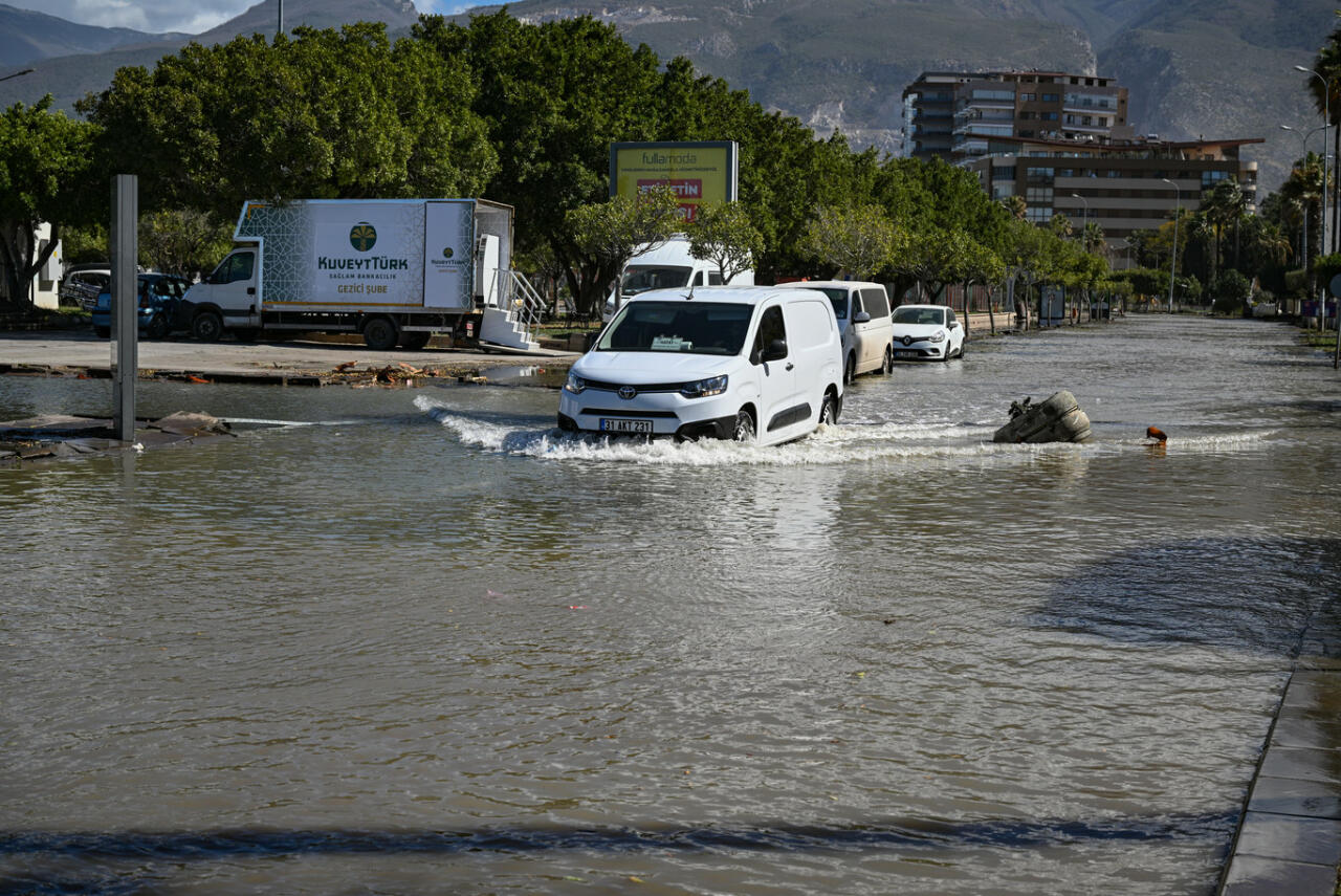 Улицы турецкого Искендеруна оказались под водой после землетрясения