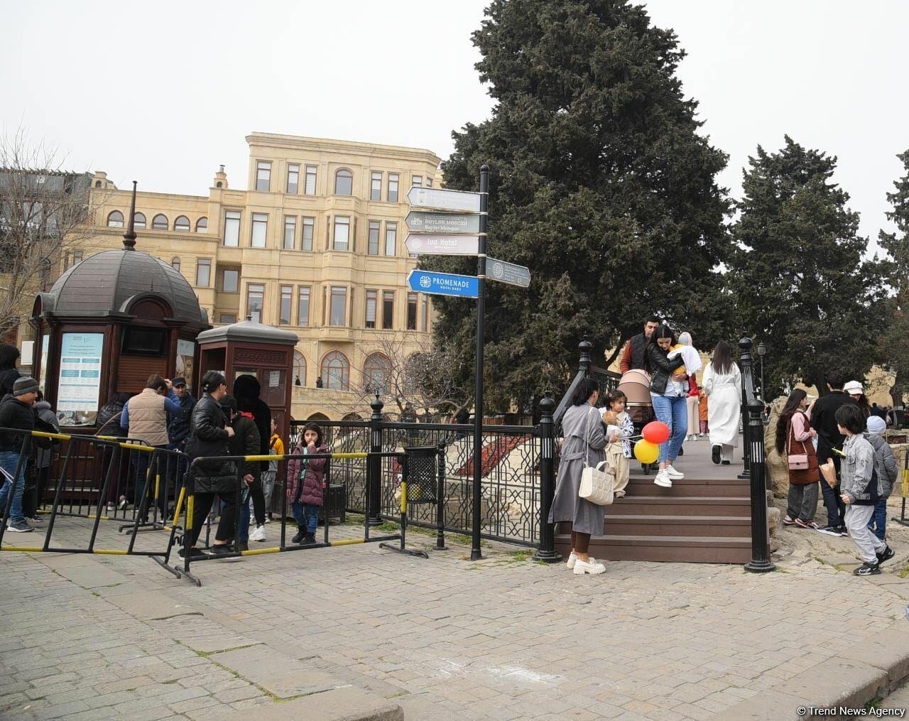 Жители Баку отмечают праздник Новруз