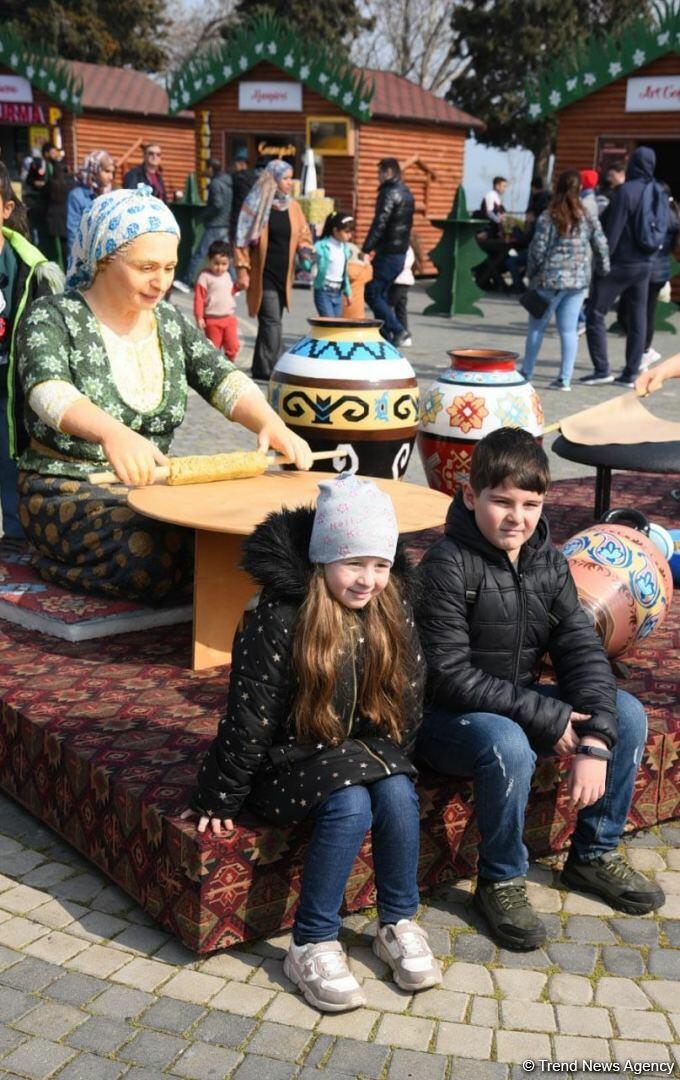 Жители Баку отмечают праздник Новруз
