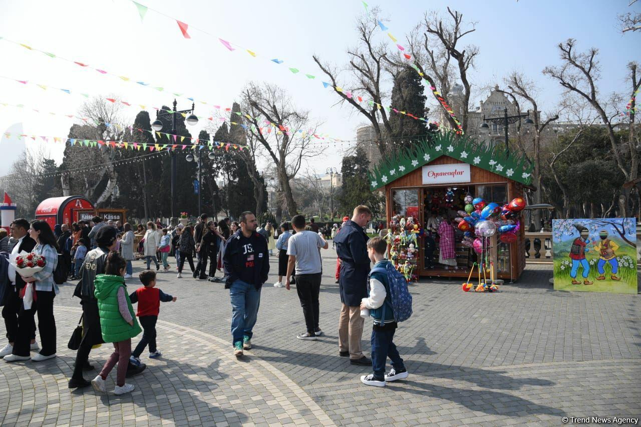Жители Баку отмечают праздник Новруз
