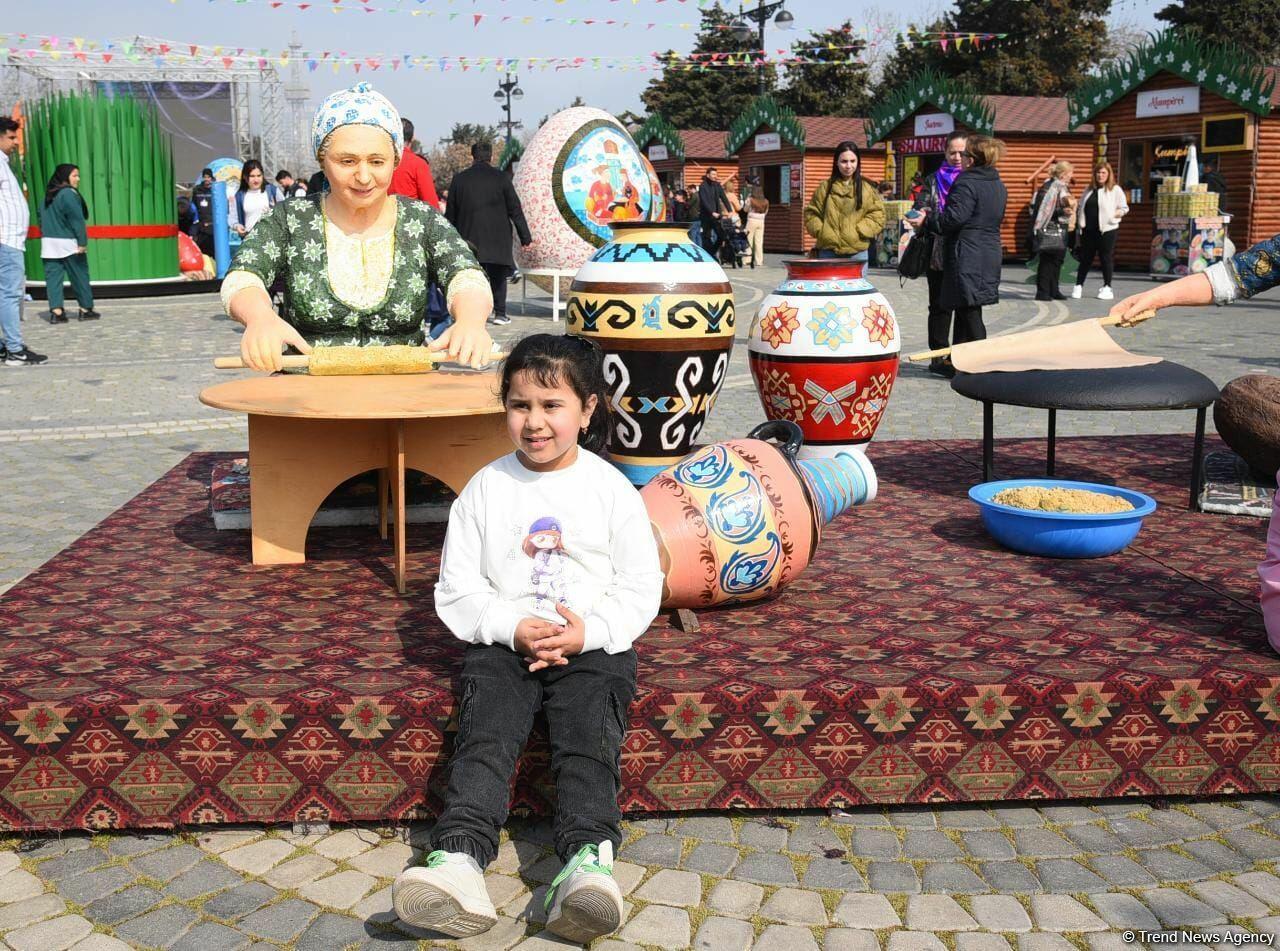 Жители Баку отмечают праздник Новруз