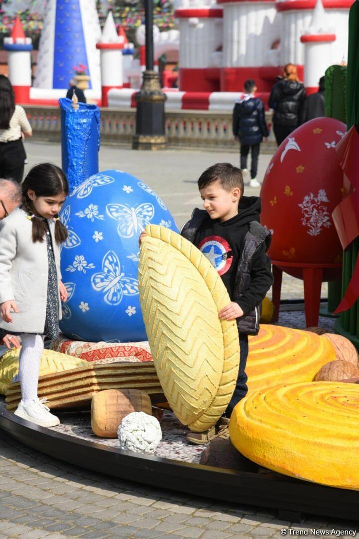 Жители Баку отмечают праздник Новруз