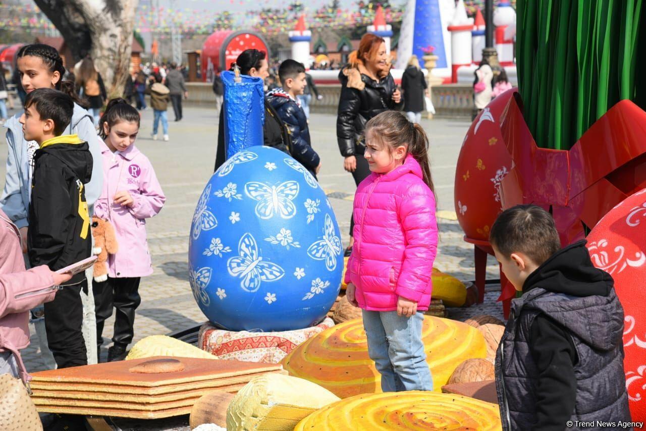 Жители Баку отмечают праздник Новруз