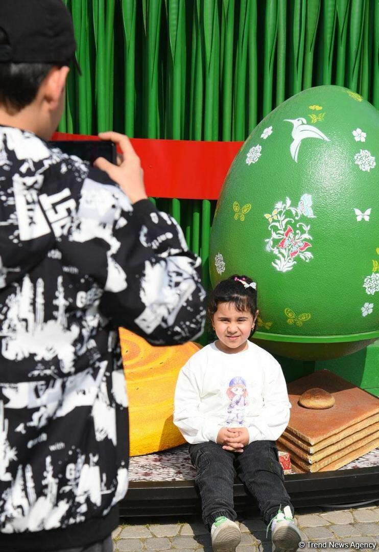 Жители Баку отмечают праздник Новруз