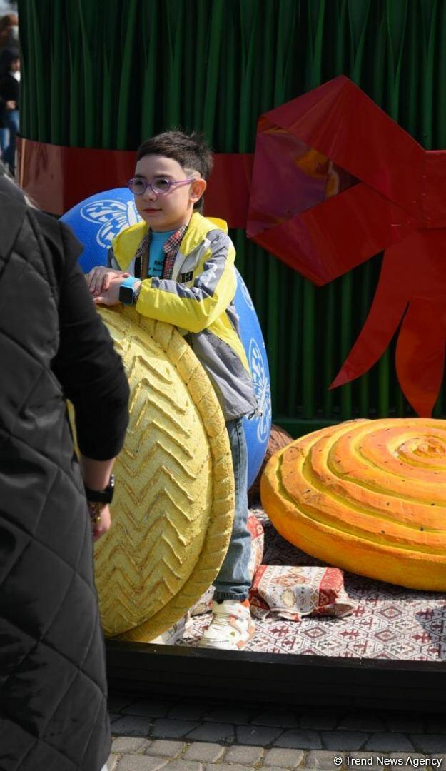 Жители Баку отмечают праздник Новруз