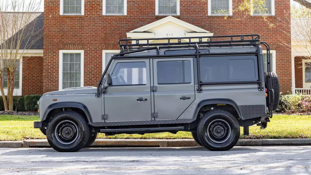 Классический Land Rover Defender превратили в электрического «Призрака»