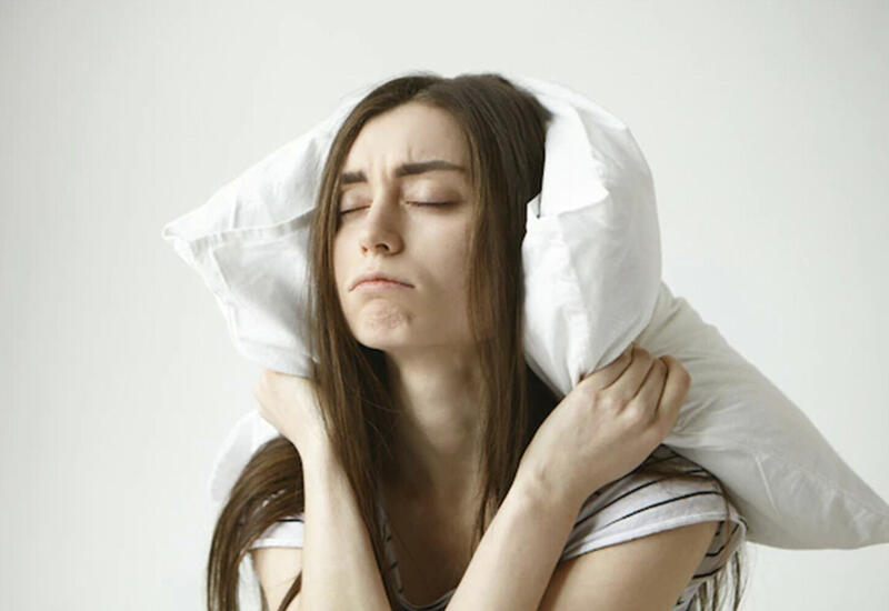 Неврологи назвали причины очень чуткого сна