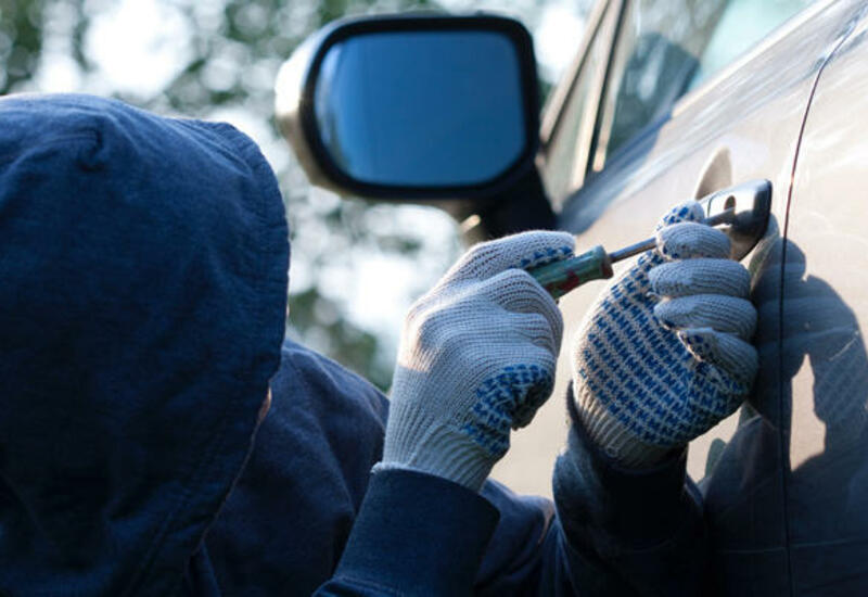 Bakıda avtomobildən 10 min manat oğurlanıb