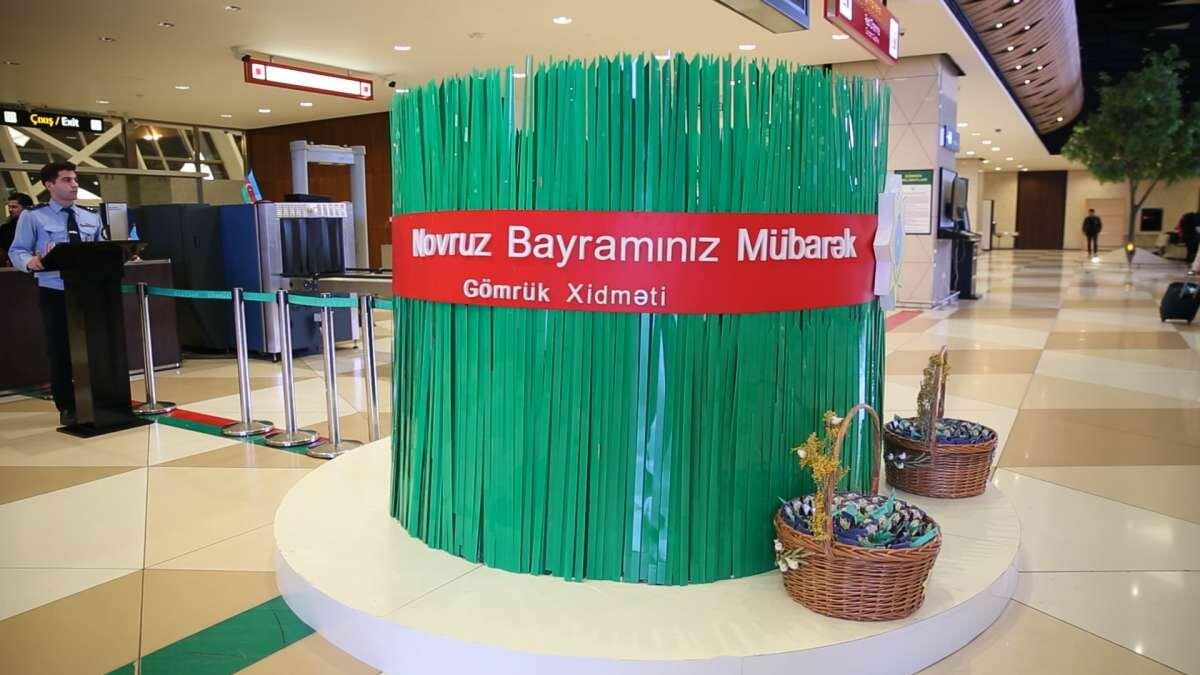 Ölkəmizə gələn vətəndaşlara bayram hədiyyələri təqdim edilib