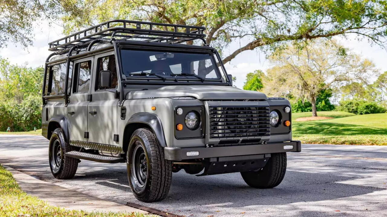 Классический Land Rover Defender превратили в электрического «Призрака»