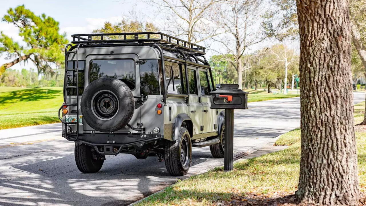 Классический Land Rover Defender превратили в электрического «Призрака»