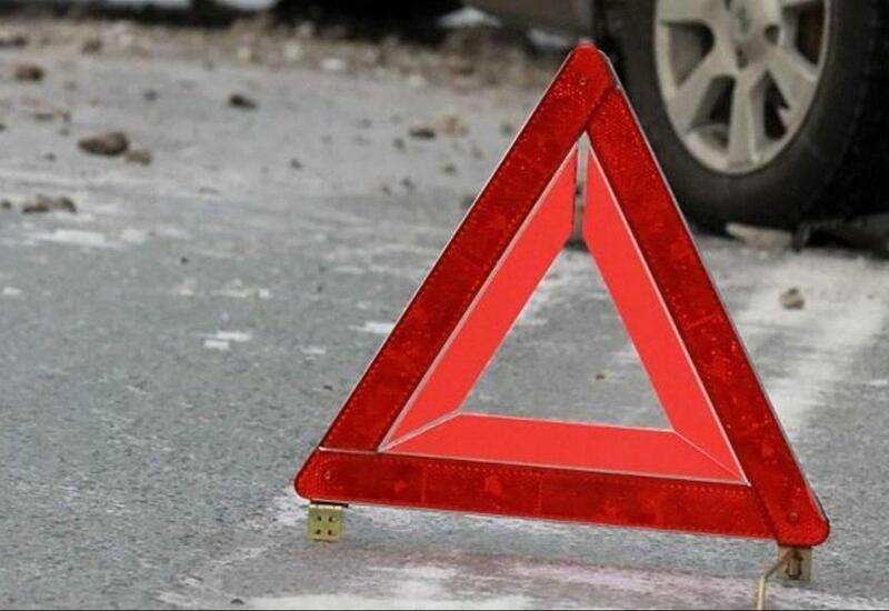 В Агджабединском районе автомобиль врезался в дерево